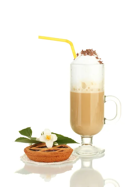 Vaso de café cóctel con tarta en tapete y flor aislada en blanco — Foto de Stock