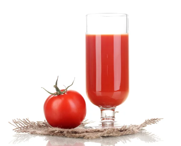 Zumo de tomate en vaso aislado sobre blanco —  Fotos de Stock