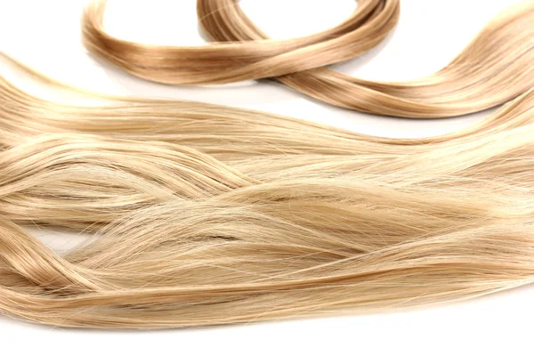 Кудрявые светлые волосы крупным планом изолированы на белом — стоковое фото
