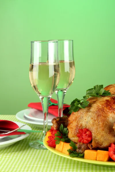 Banquet table with roast chicken on green background close-up. Thanksgiving — Stock Photo, Image