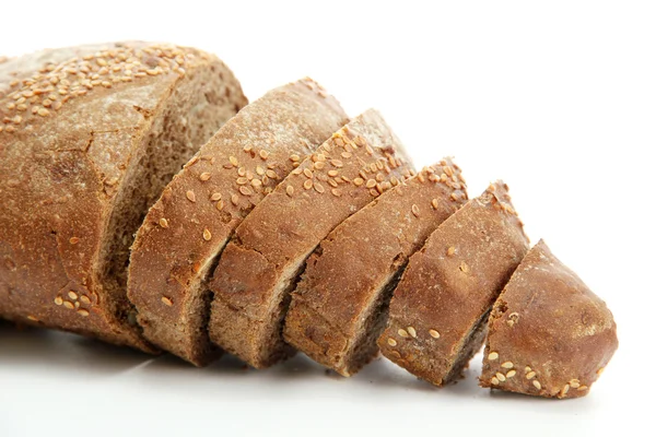 Leckeres Roggenbrot in Scheiben, isoliert auf weiß — Stockfoto