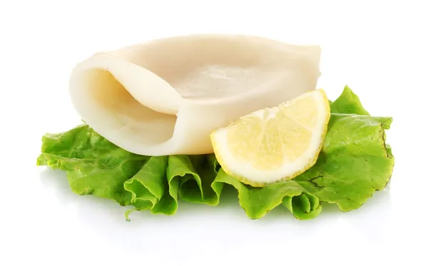 Gekookt inktvis met sla en citroen geïsoleerd op wit — Stockfoto