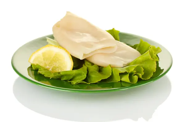レタスと白で隔離されるプレートのレモン煮イカ — ストック写真