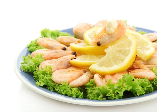 Camarones hervidos con hojas de limón y lechuga en plato, aislados en blanco —  Fotos de Stock