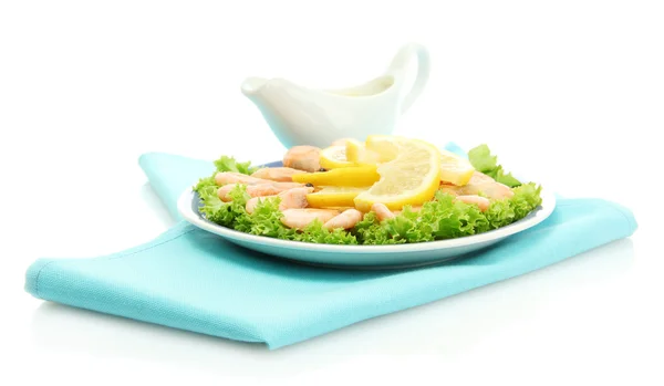 Camarões cozidos com limão e folhas de alface em prato e molho — Fotografia de Stock