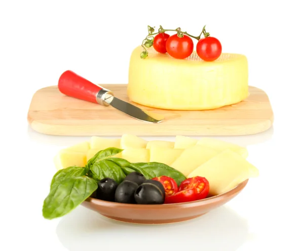 白で隔離される板の野菜とモッツァレラチーズのスライス — ストック写真