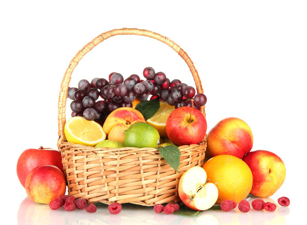 Ассортимент экзотических фруктов в корзине, изолированных на белом
