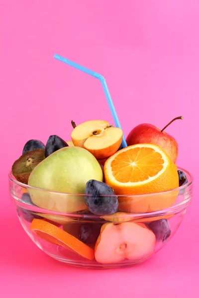Cuenco de vidrio con fruta para la dieta sobre fondo rosa —  Fotos de Stock
