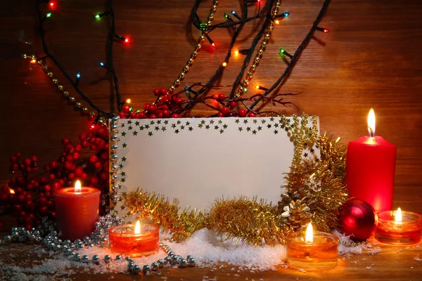 Prachtige kerstcompositie op houten achtergrond — Stockfoto