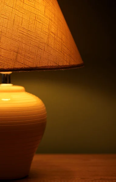 Lámpara de mesa sobre fondo de pantalla — Foto de Stock