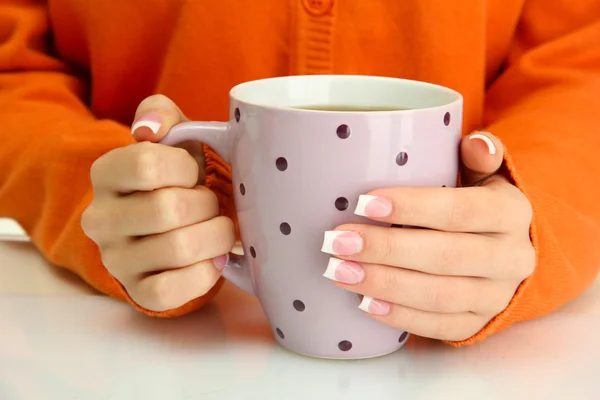 Hands holding mug of hot drink, close-up — Stock Photo, Image