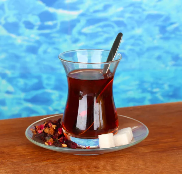 杯颜色背景上的土耳其茶 — 图库照片