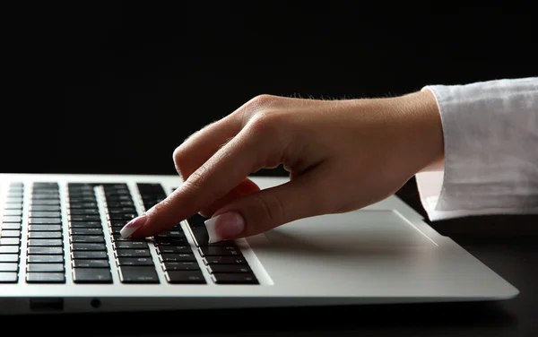 Mão feminina escrevendo no laptop, close-up — Fotografia de Stock