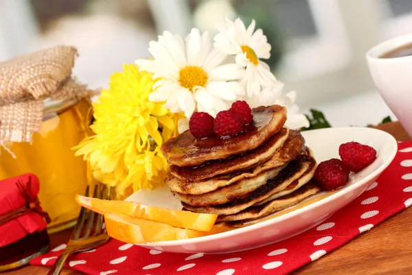 Délicieuses crêpes sucrées sur fond lumineux — Photo