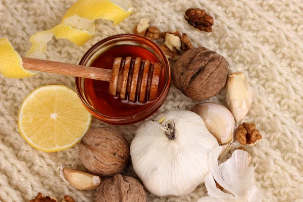 Gesunde Zutaten zur Stärkung der Immunität auf warmen Schal Nahaufnahme — Stockfoto