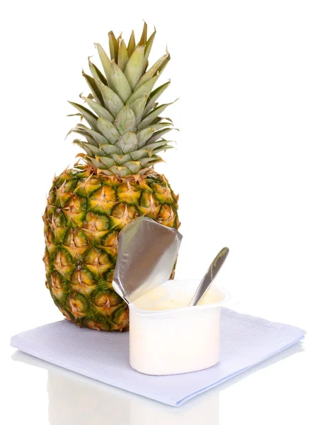 Yoghurt met ananas geïsoleerd op wit — Stockfoto