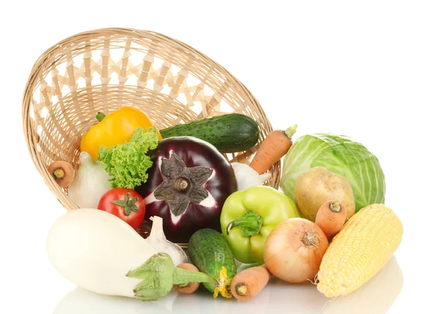 Frisches Gemüse im Weidenkorb isoliert auf weiß — Stockfoto
