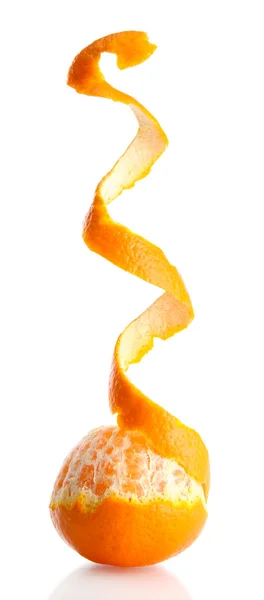 Mandarina madura sabrosa con cáscara aislada en blanco —  Fotos de Stock