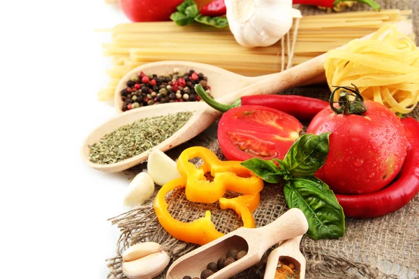 Espaguetis de pasta, verduras y especias, aislados sobre blanco — Foto de Stock