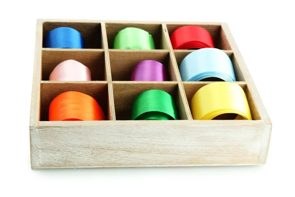 Fitas de seda brilhantes em caixa de madeira, isoladas em branco — Fotografia de Stock