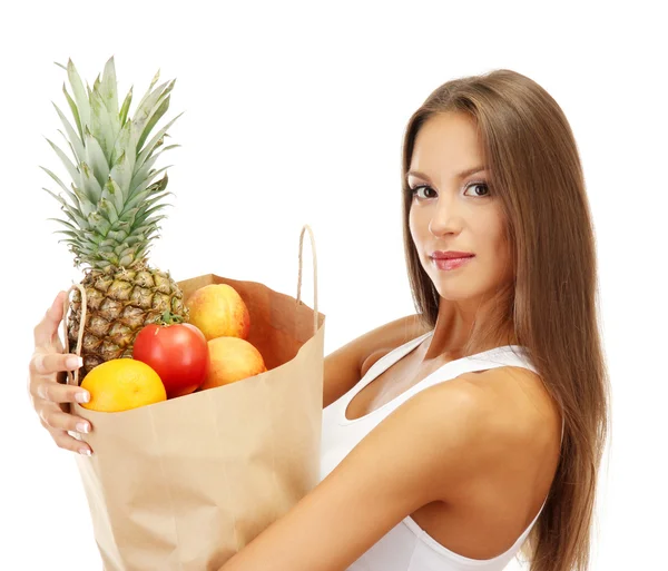 Bela jovem com frutas no saco de papel de compras, isolado em branco — Fotografia de Stock