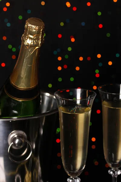 Champanhe comemorativo com stemware no fundo luzes de Natal — Fotografia de Stock