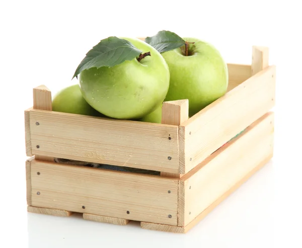 Reife grüne Äpfel mit Blättern in Holzkiste isoliert auf weiß — Stockfoto