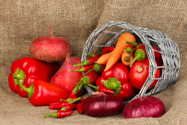 Legumes vermelhos frescos no fundo saco — Fotografia de Stock