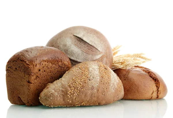 Schmackhaftes Roggenbrot mit Ähren, isoliert auf weißem — Stockfoto