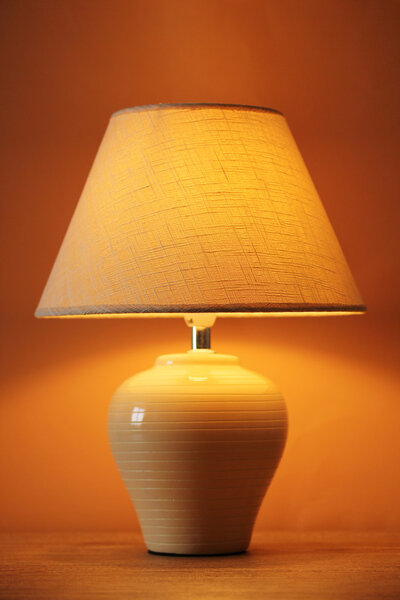 настольная лампа на коричневом фоне
