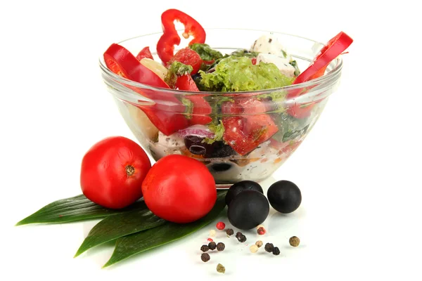 Verse Griekse salade in glazen kom geïsoleerd op wit — Stockfoto