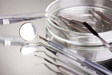 gri arka plan üzerinde izole diş bakımı Diş seti