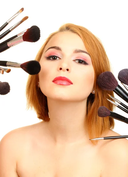 Porträtt av vacker kvinna med make-up penslar — Stockfoto