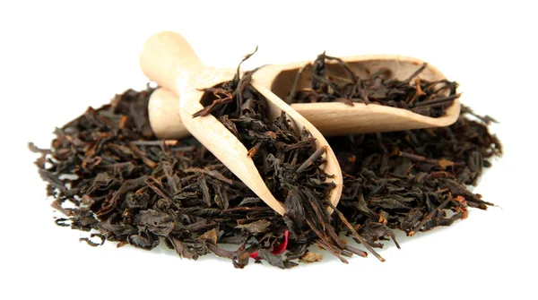 Té seco negro aromático, aislado en blanco — Foto de Stock