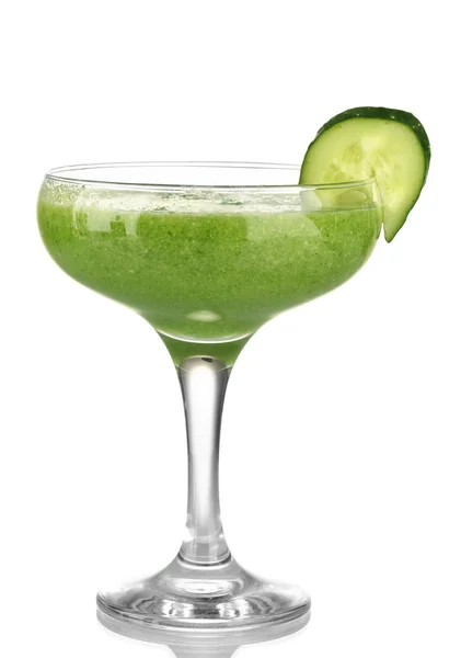 Suco vegetal verde em vidro de coquetel isolado em branco — Fotografia de Stock