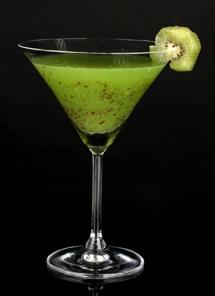 Zielony sok w koktajl szkła na czarnym tle — Zdjęcie stockowe
