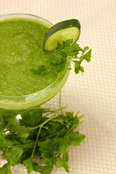 Zielony sok warzywny w koktajl szkła na jasnym tle — Zdjęcie stockowe