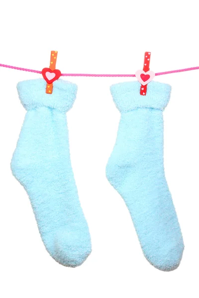 Paar blaue Socken, die an einem Seil hängen, isoliert auf weiß — Stockfoto