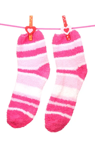 Paar gestreifte Socken, die an einem Seil hängen, isoliert auf weiß — Stockfoto