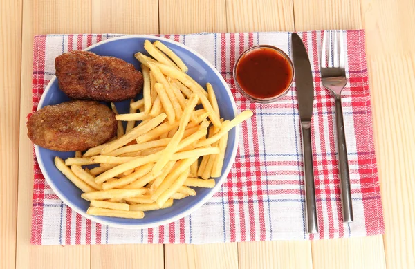 Ziemniaki frytki z hamburgery na tej tabliczce na drewniane tło zbliżenie — Zdjęcie stockowe