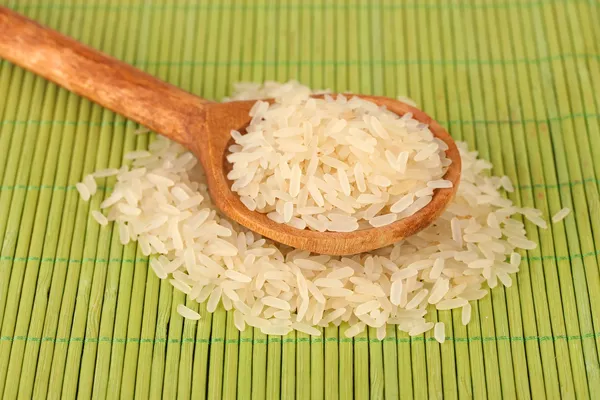 水稻在竹垫上木勺 — 图库照片