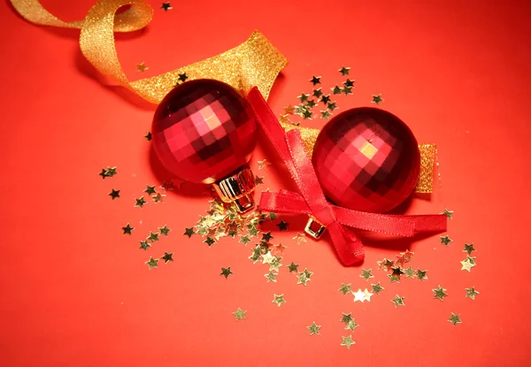 Hermosas bolas brillantes de Navidad sobre fondo rojo —  Fotos de Stock