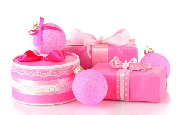 Красочные розовые подарки с розовыми рождественскими шарами изолированы на белом — стоковое фото