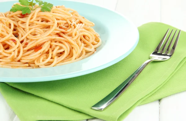 Espaguete italiano em placa em mesa de madeira close-up — Fotografia de Stock