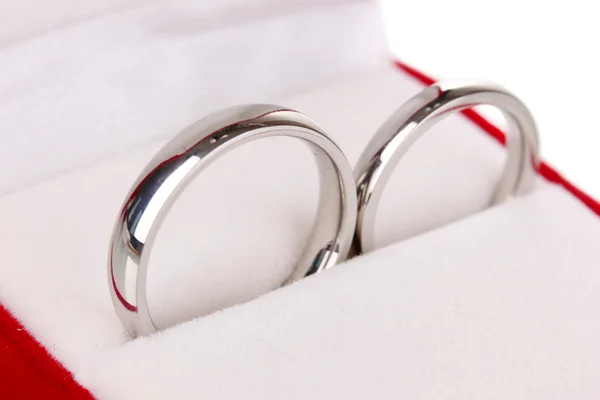 Anillos de boda en caja roja de cerca —  Fotos de Stock