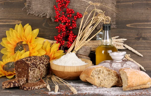 Roggebrood op houten tafel op houten achtergrond — Stockfoto