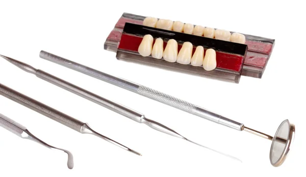Prótesis dentales con herramientas dentales aisladas en blanco —  Fotos de Stock