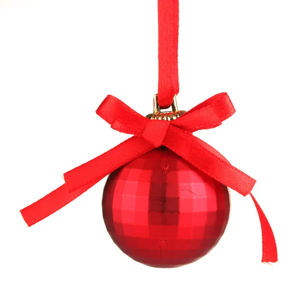 Bela bola de Natal vermelho isolado no branco — Fotografia de Stock