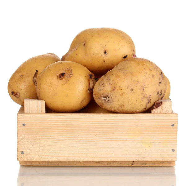 Batatas maduras em caixa de madeira isolada em branco — Fotografia de Stock