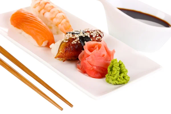 Pyszne sushi serwowane na płytkę z bliska — Zdjęcie stockowe